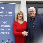 Fyrsti blái trefillinn afhentur framkvæmdastýru Ljóssins